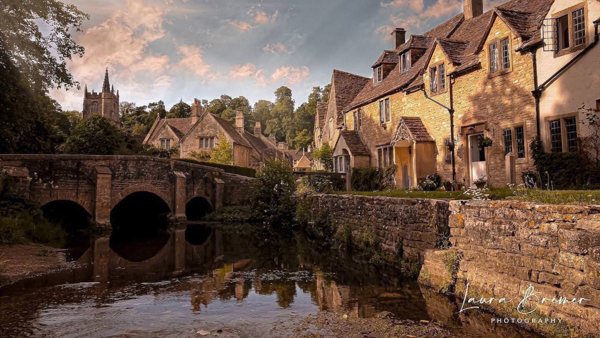 Picturesque stone bridge and cottages in the Cotswolds